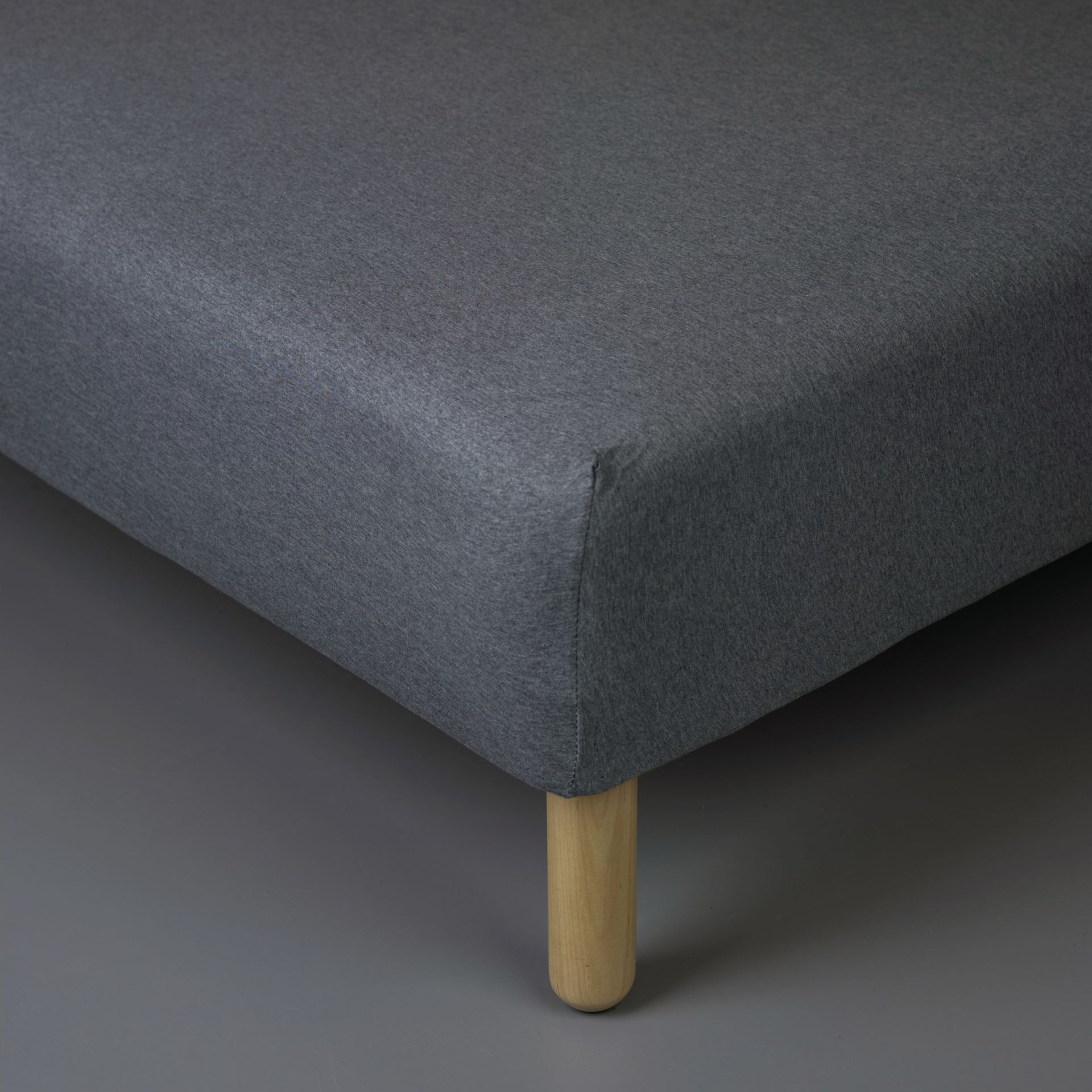 Voodilina kummiga hall - 2