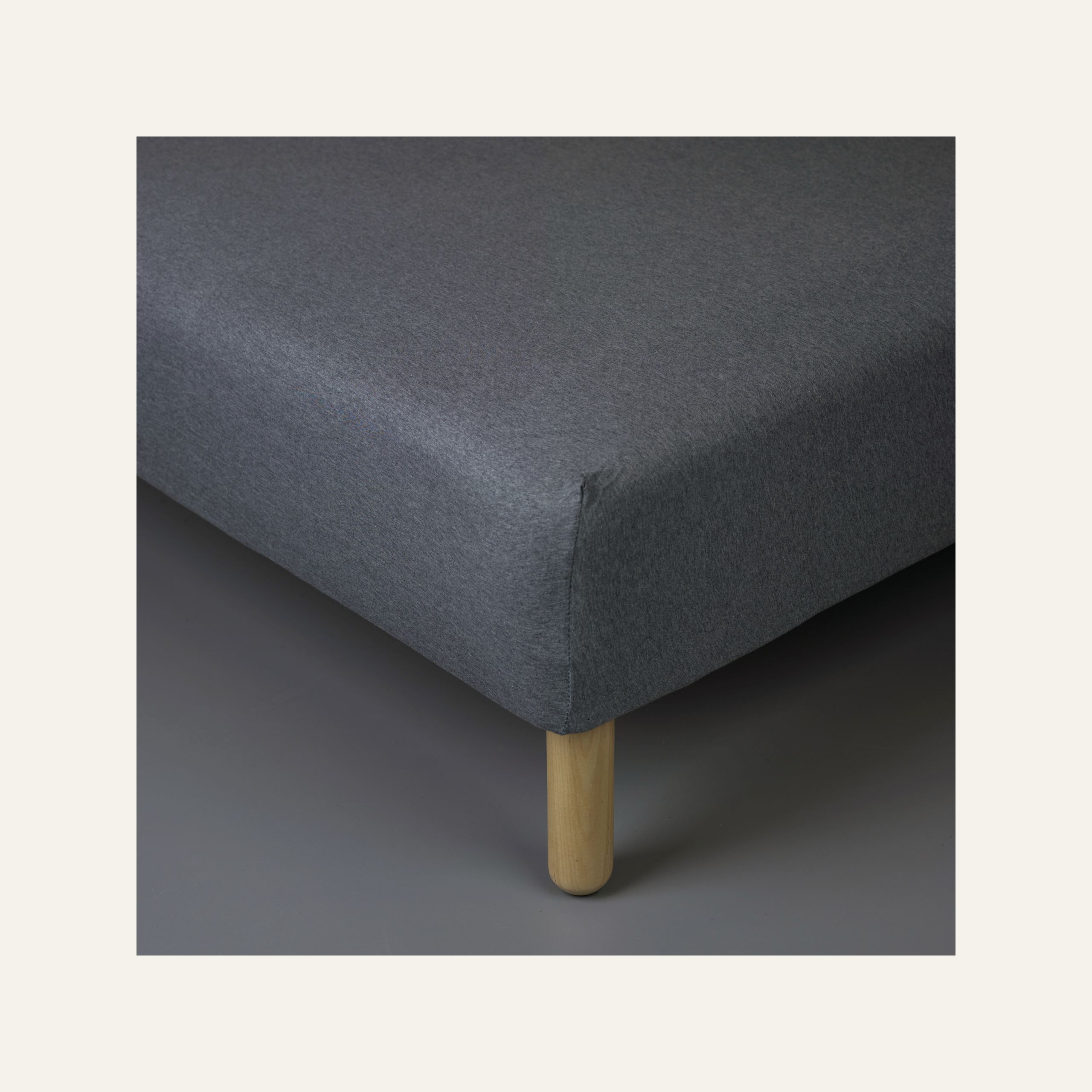 Voodilina kummiga hall - 2